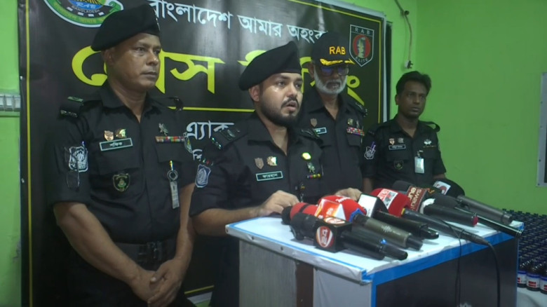 ফরিদপুরে ২৬ লাখ টাকার স্কাফ সিরাপসহ মাদক ব্যবসায়ী...