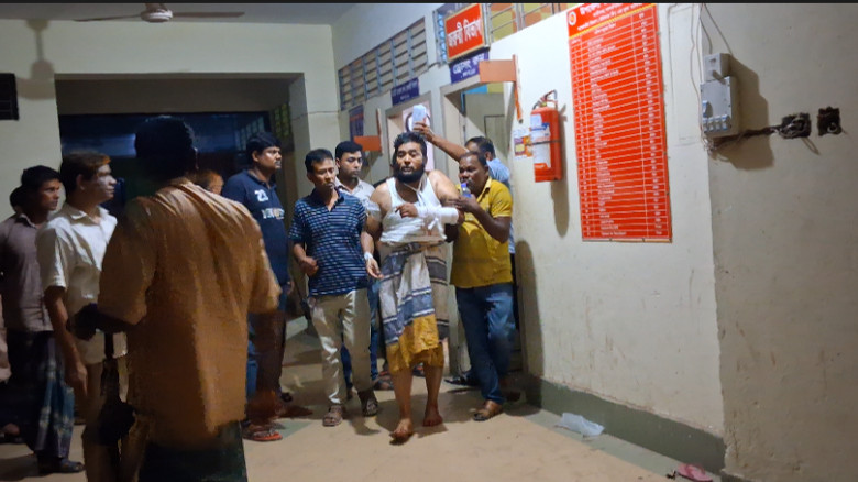 হাতীবান্ধায় আসামির দায়ের কোপে আহত পুলিশের দুই দারো...