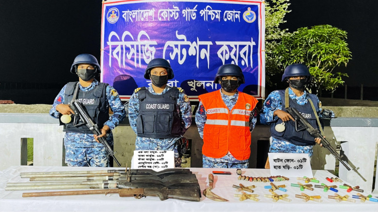 সুন্দরবনে কোস্ট গার্ডের অভিযানে বিপুল অস্ত্র-গোলাব...