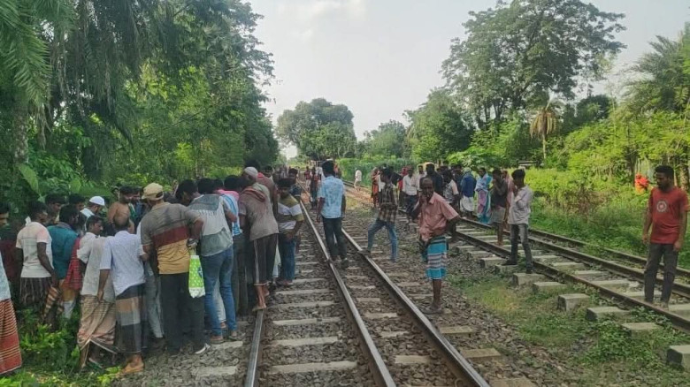রেললাইনে বসে ফোনে কথা বলতে গিয়ে প্রাণ গেল গরু ব্যব...