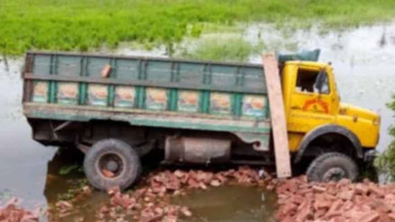 কসবায় নিয়ন্ত্রণ হারিয়ে ট্রাক খালে, নিহত ২ কিশোর...