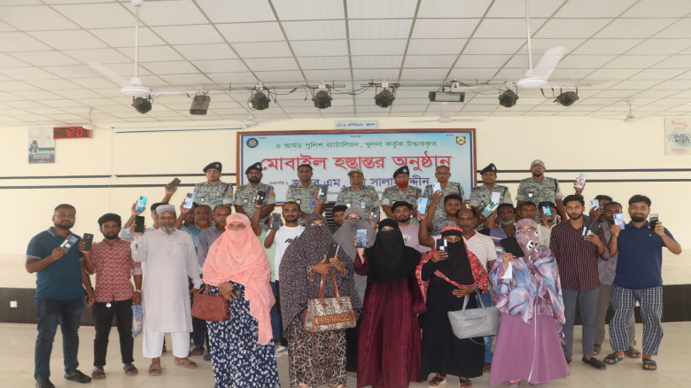 ৩ এপিবিএনের উদ্যোগে ১০৭টি হারানো মোবাইল ও বিকাশ প্...