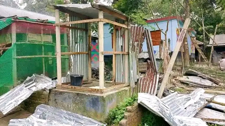৫ মাদক ব্যবসায়ির বসত বাড়িতে হামলা ও অগ্নিসংযোগ...