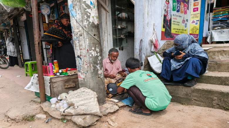 বিদ্যুতের খুঁটির আড়ালে দেড় ফুটের দোকানে তিন দশক ধর...