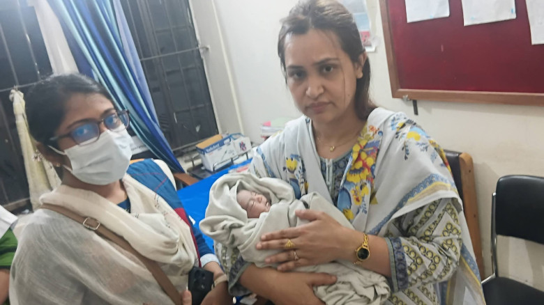 মুন্সীগঞ্জের গজারিয়ায় হাসপাতালের ডাস্টবিনের পাশে ম...