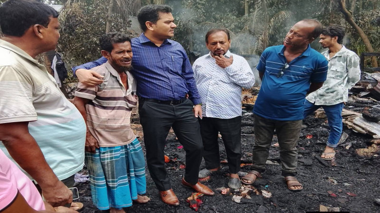 নল‌ছি‌টির অগ্নিকাণ্ডে বসতঘর পুড়ে ছাই, ক্ষতিগ্রস্ত ...