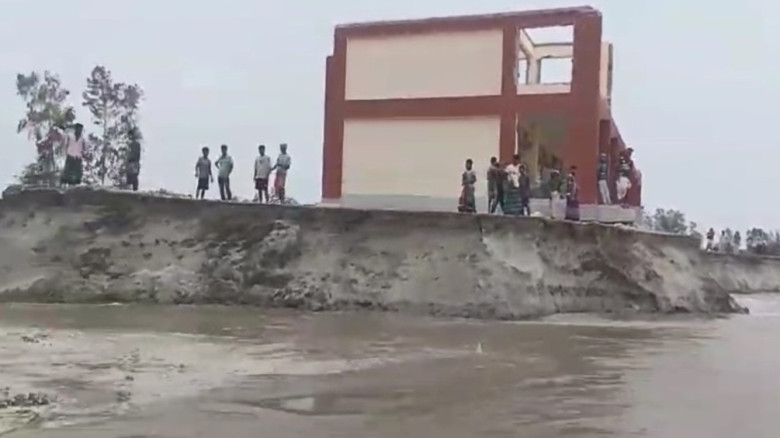 যমুনা নদী ভাঙনে বিলীন হচ্ছে ঘরবাড়ি ফসলী জমি, হুমকি...