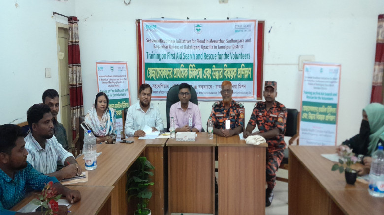 বকশীগঞ্জে স্বেচ্ছাসেবকদের প্রাথমিক চিকিৎসা ও উদ্ধা...