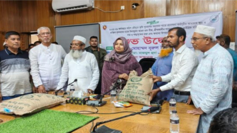 ‎চরফ্যাশনে ১৮ হাজার কৃষকের মাঝে বীজ, সার ও চারা বি...