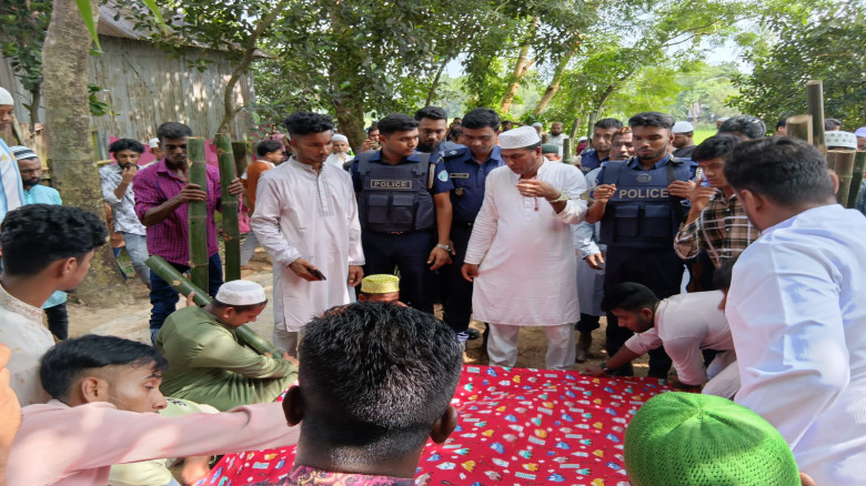 প্যারোলে মুক্তি পেয়ে আখাউড়ায় মায়ের জানাজায় স্বেচ্...