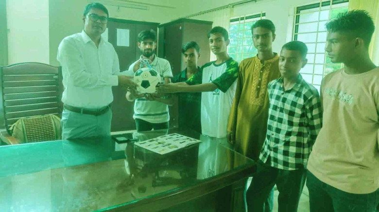 ঝিনাইগাতীতে খেলা প্রেমিক কর্তৃক ফুটবল বিতরণ...