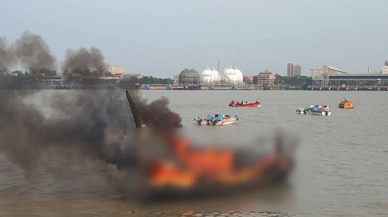 কর্ণফুলী নদীতে ফিশিং ট্রলারে বিস্ফোরণ, দগ্ধ ছয়জন...
