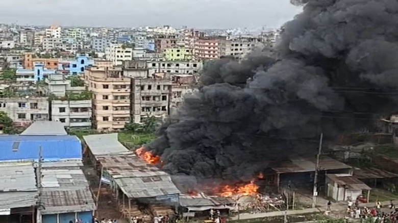 নারায়ণগঞ্জে জুটের গোডাউনে ভয়াবহ অগ্নিকান্ড...