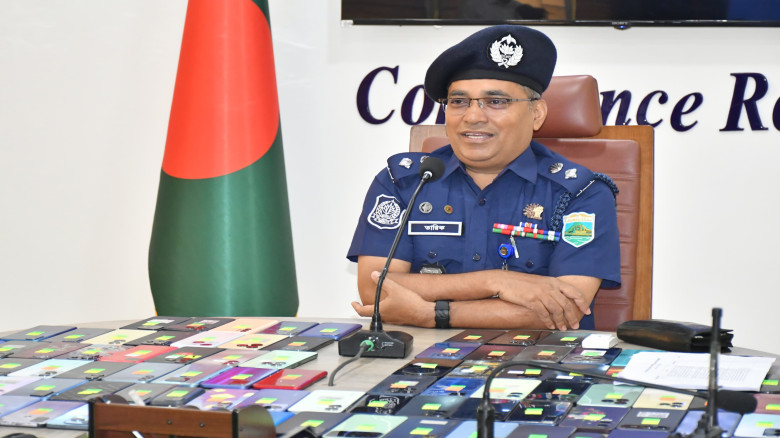 নওগাঁয় ১০১ টি হারানো মোবাইল ফেরত দিলো পুলিশ...