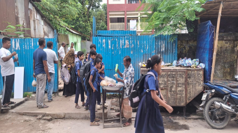 শেরপুরে প্রাথমিক বিদ্যালয়ের গেটে পৌর- ডাস্টবিন, স্...