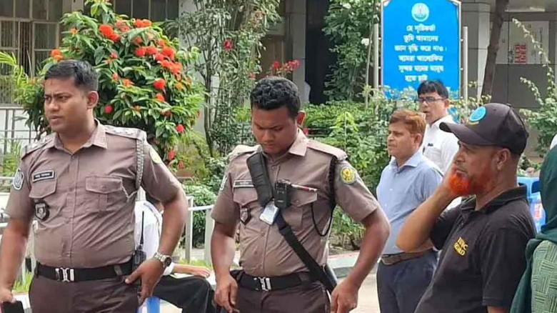এইচএসসি পরীক্ষা কেন্দ্রে পুলিশের বডি ওর্ন ক্যামেরা...