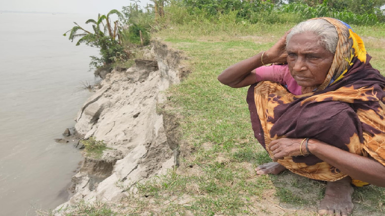 সিরাজগঞ্জে  যমুনার ভয়াবহ ভাঙ্গনে নিঃস্ব হচ্ছে চরের...