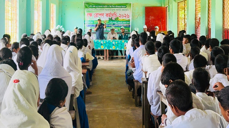 চন্দনাইশের ধোপাছড়ী শীলঘাটা উচ্চ বিদ্যালয়ে বৃক্ষ রো...