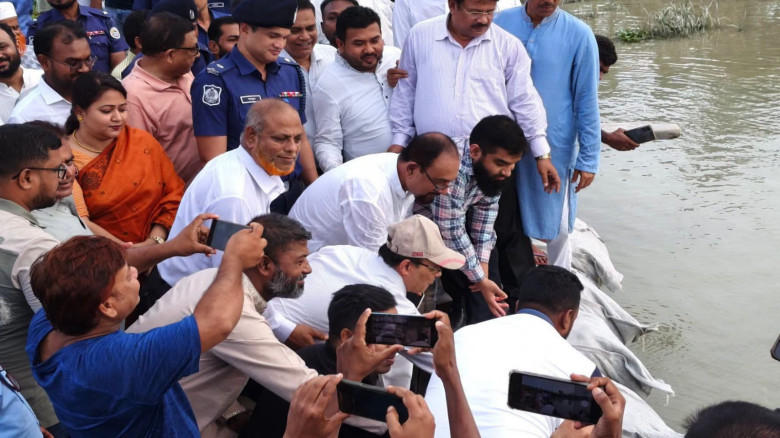 রাজাপুরে বিষখালী নদীর ভাঙন কবলিত এলাকা পরিদর্শনে এ...