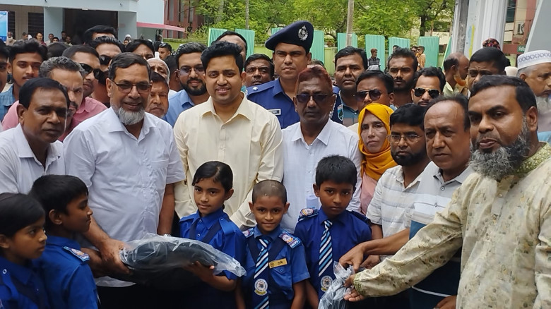 দুপচাঁচিয়ায় ৩৭৫ জন শিক্ষার্থী পেলেন স্কুল ব্যাগ...