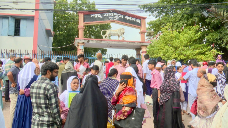 রাজশাহীতে উৎসবমুখর পরিবেশে এইচএসসি পরীক্ষা শুরু...