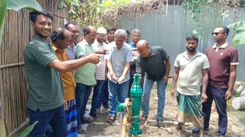 লালপুরে মানবিক উদ্যোগে আলোচিত পাপ্পু টিউবল পেয়ে খ...