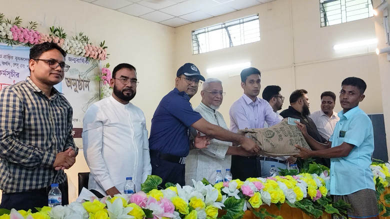 টেকনাফে ১৮০০ কৃষকের মাঝে বিনামূল্যে ধান সার বীজ চা...