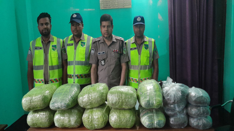 বকশীগঞ্জে হাইওয়ে পুলিশের তল্লাশি দেখে পালাল চালক, ...