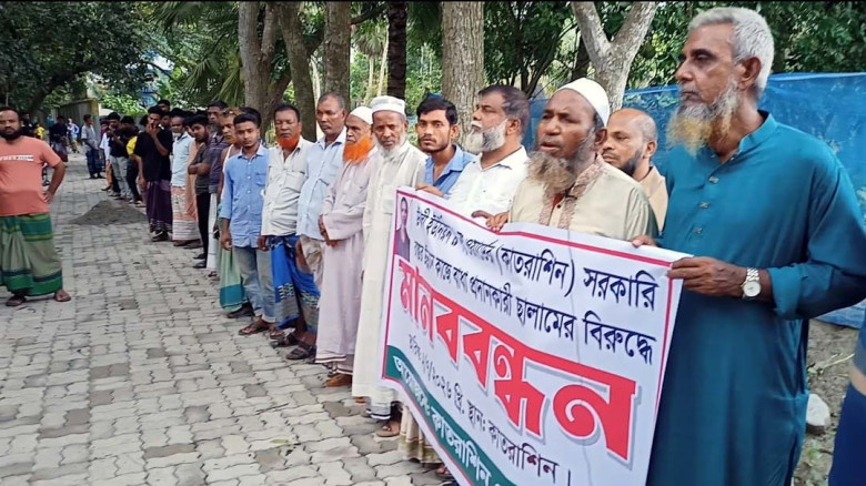 শিবালয়ে রাস্তা উন্নয়ন কাজে বাঁধায় মানববন্ধন অবশেষে...