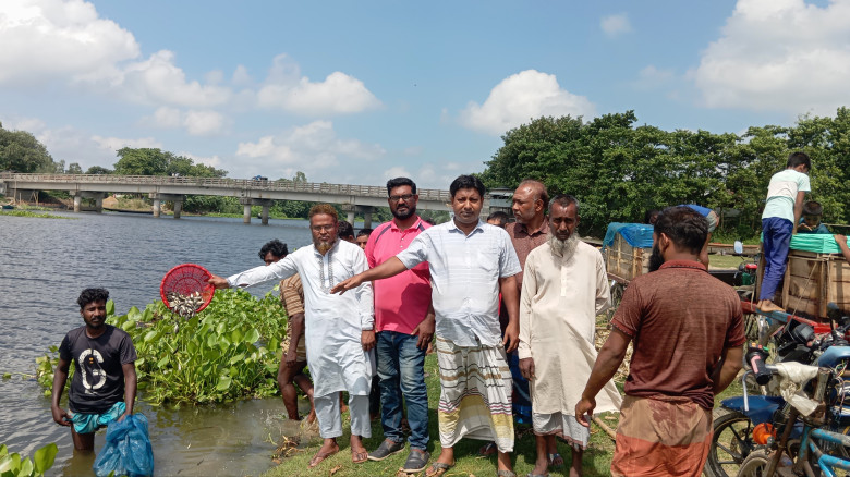 আত্রাইয়ে উন্মুক্ত জলাশয়ে নিজস্ব অর্থায়নে ২ মেট্রি...