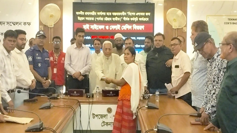 বাইসাইকেল ও সেলাই মেশিন বিতরণে সংসদ সদস্য শাহজাহান...