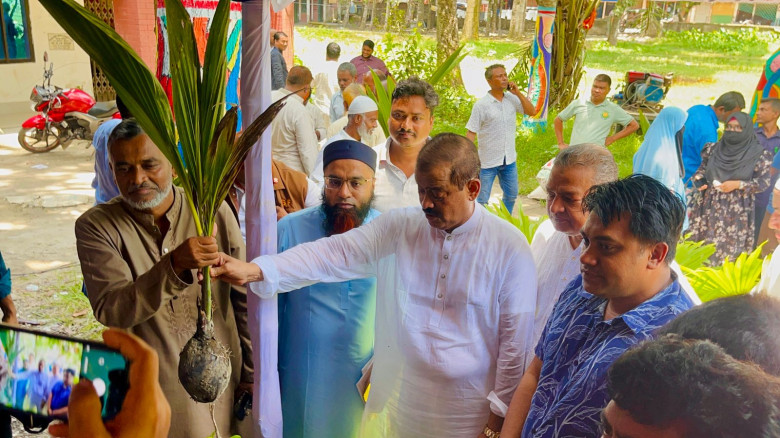 লক্ষ্মীপুরের  রায়পুরে প্রায় ৭ হাজার কৃষকের মাঝে বি...