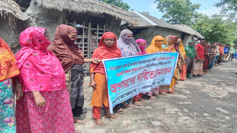 অনিয়মের অভিযোগে কয়রায় দুই শিক্ষকের অপসারণ দাবিতে ব...