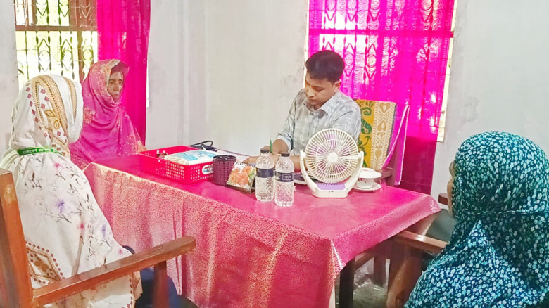 পীরগঞ্জে দুস্থ ও গরিব পরিবারের মাঝে সেলাই মেশিন বি...