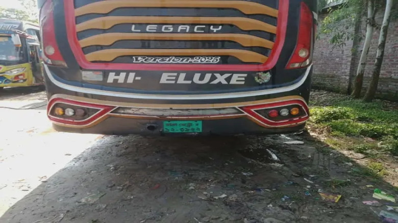 জলঢাকায় বাসের চাকায় পিষ্ট হয়ে নারী শ্রমিক নিহত, গু...