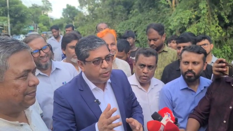 কবরস্থানের সম্মানে সড়ক খালের দিকে নেওয়ায় একটি অংশ ...