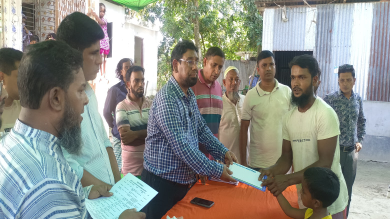 সিংগাইরে ছাত্তার ফাউন্ডেশনের ১৩ লাখ টাকা অনুদান পে...