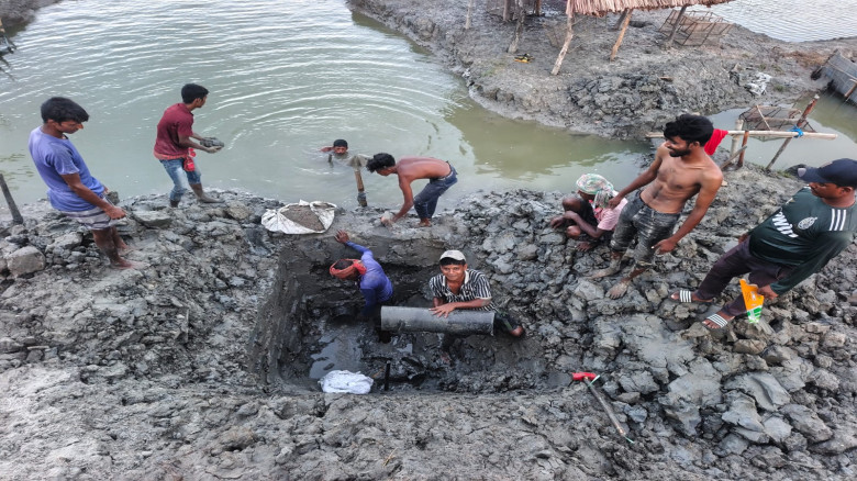 কয়রায় বেড়িবাঁধে অবৈধ পাইপ অপসারণ, ঝুঁকিপূর্ণ স্থান...