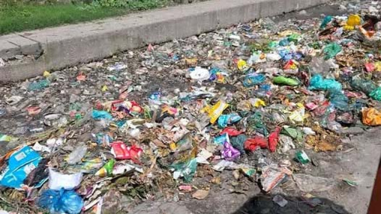 সৈয়দপুরে চলাচলের সড়কের উপরেই আবর্জনার স্তুপ, দুর্গ...