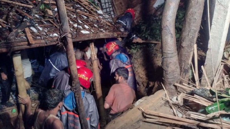 উখিয়ার রোহিঙ্গা ক্যাম্পে পাহাড় ধ্বসে নারী শিশুসহ ৮...