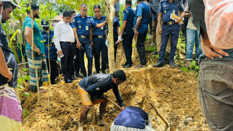 ১৯ দিন পর উঠানের গভীর গর্ত থেকে মরদেহ উদ্ধার, ঘাতক...