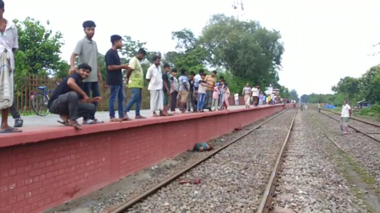 ট্রেনে কাটা পড়ে অজ্ঞাত ব্যক্তির মৃত্যু...