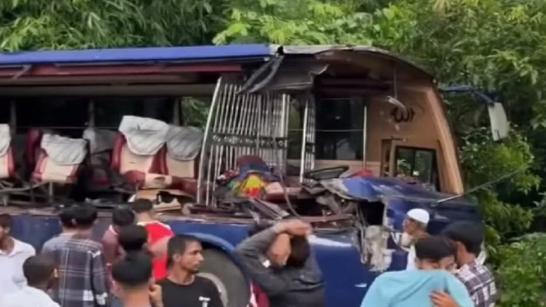 কুমিল্লায় ট্রাকের পেছনে বাসের ধাক্কায় নিহত ১...