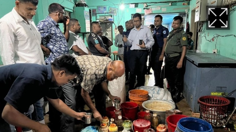 চন্দনাইশে ভরদুপুরে অভিযান আইসক্রিম ফ্যাক্টরিতে, মা...
