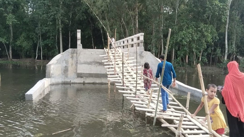 দৃশ্যমান কোটি টাকার সেতু, ভরসা সাঁকো; বেড়েছে দুর্ভ...