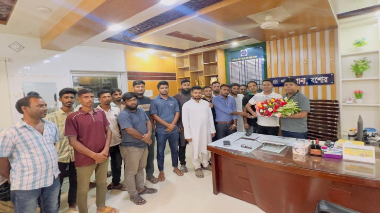 শার্শা নবাগত ওসিকে ফুলেল শুভেচ্ছা জানালেন বিএনপি'র...