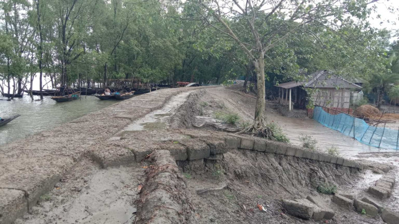 খুলনা  কয়রায় সংস্কার কাজ চলাকালেই বেড়িবাঁধে ধস!...