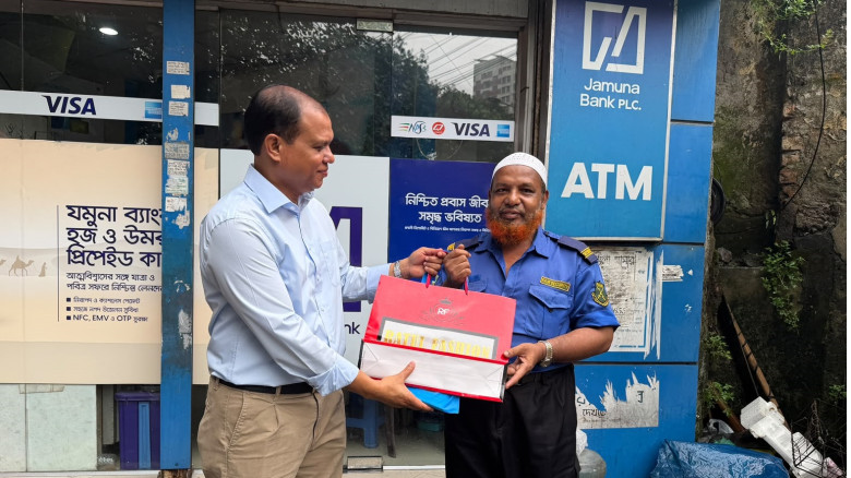 ধানের শীষ নিয়ে দাঁড়িয়ে থাকা আব্দুস সালামকে উপহার প...