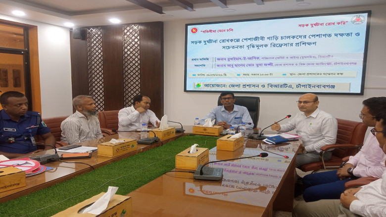 চাঁপাইনবাবগঞ্জে পেশাজীবী গাড়ি চালকদের দক্ষতা ও সচে...