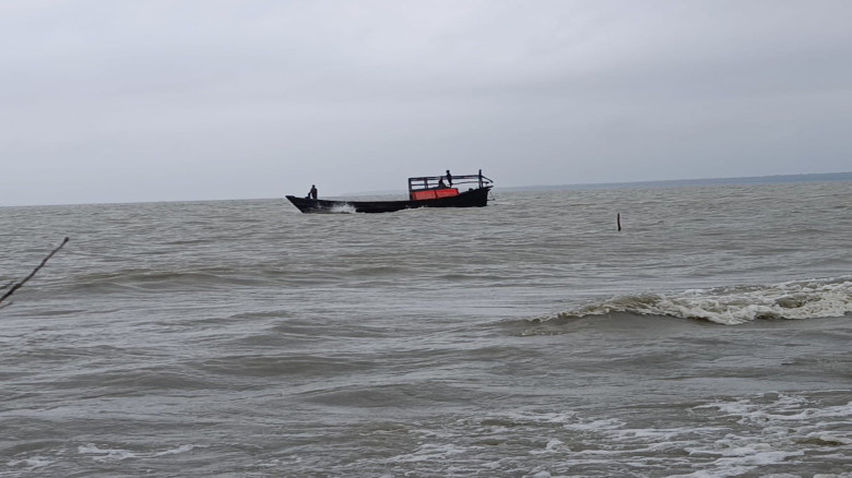 তালতলীর বঙ্গোপসাগরে দুই ট্রলারডুবি: ১৬ জেলে উদ্ধার...